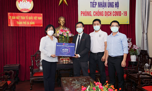 Đại diện Lazada Việt Nam trao tặng 10.000 bộ trang phục bảo vệ y tế cho đại diện
Ủy ban Mặt trận Tổ Quốc Thành Phố Đà Nẵng