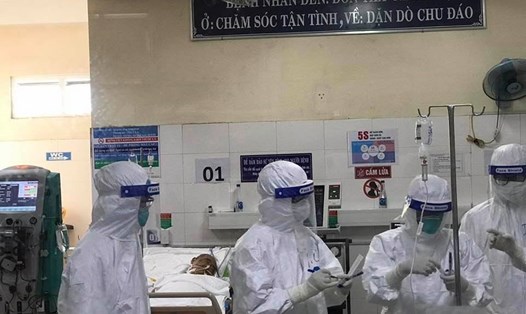 Các bác sĩ điều trị cho bệnh nhân COVID-19 tại Đà Nẵng. Ảnh: Bộ Y tế.