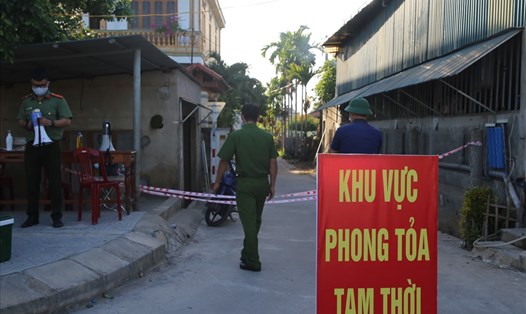 Khu dân cư tại tỉnh Quảng Trị bị phong tỏa tạm thời sau khi phát hiện có người nhiễm SARS-CoV-2. Ảnh: Hưng Thơ.