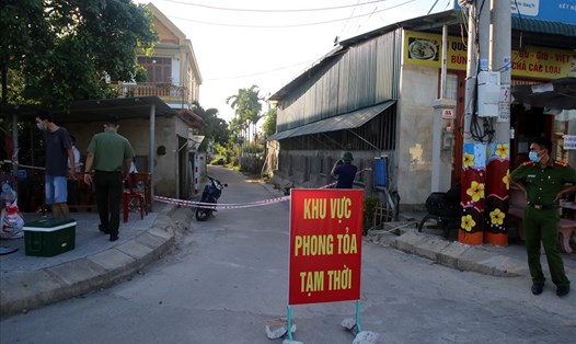 1 khu dân cư tại TP.Đông Hà bị phong tỏa sau khi phát hiện có người nhiễm SARS-CoV-2. Ảnh: Hưng Thơ.