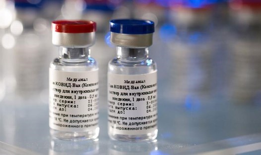 Các lọ chứa thành phần vaccine COVID-19 của Nga. Vaccine được đặt tên là Sputnik-V do Viện Gamaleya ở Mátxcơva phát triển. Ảnh: CNN.