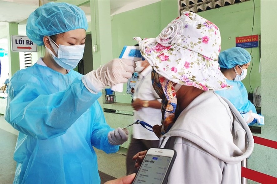 Bệnh viện Đà Nẵng lập chốt, siết chặt việc ra vào thăm nuôi người bệnh. Ảnh: Hữu Long