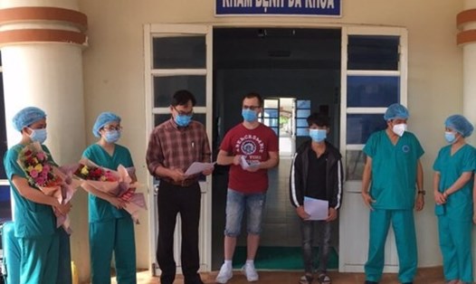 2 bệnh nhân điều trị COVID-19 ở Quảng Ngãi được xuất viện. Ảnh: Thanh Chung