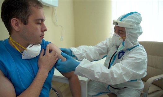 Một tình nguyện viên thử nghiệm vaccine COVID-19 của Nga. Ảnh: Ria Novosti