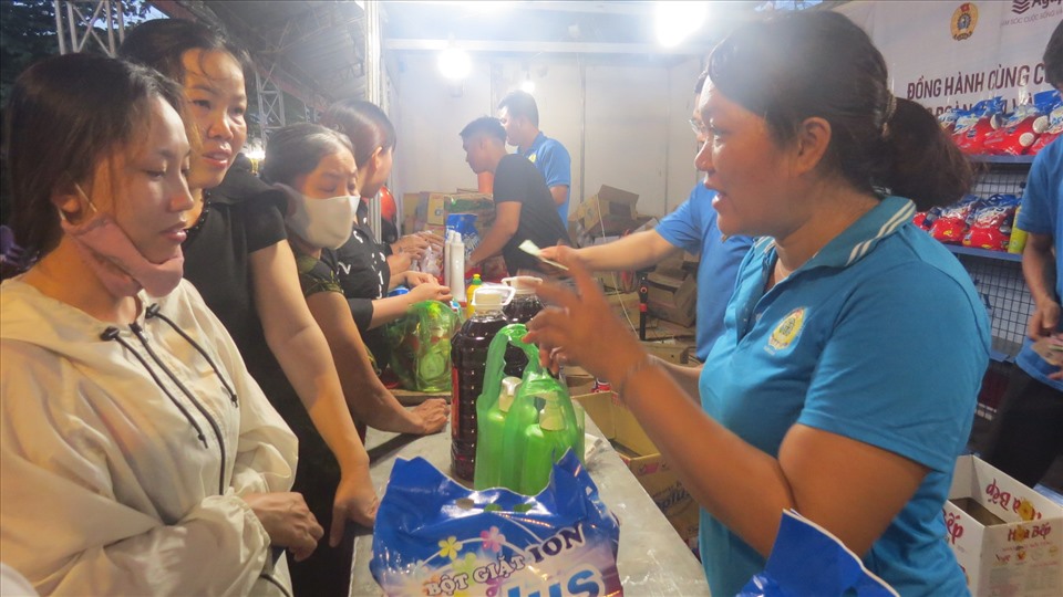 Người lao động đang mua hàng tại Phiên chợ hàng Việt về Cụm công nghiệp, Bình Thành, Thanh Bình do LĐLĐ tỉnh Đồng Tháp tổ chức. Ảnh: Lưu Hùng