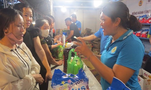 Người lao động đang mua hàng tại Phiên chợ hàng Việt về Cụm công nghiệp, Bình Thành, Thanh Bình do LĐLĐ tỉnh Đồng Tháp tổ chức. Ảnh: Lưu Hùng