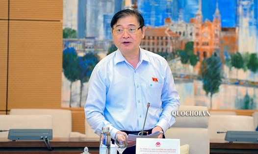 Chủ nhiệm Ủy ban Khoa học, Công nghệ và Môi trường Phan Xuân Dũng trình bày báo cáo tại phiên họp. Ảnh Quochoi.vn
