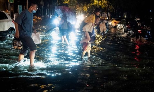 Cơn mưa đột ngột ở Bắc Kinh gây ngập lụt hôm 9.8. Ảnh: AFP.
