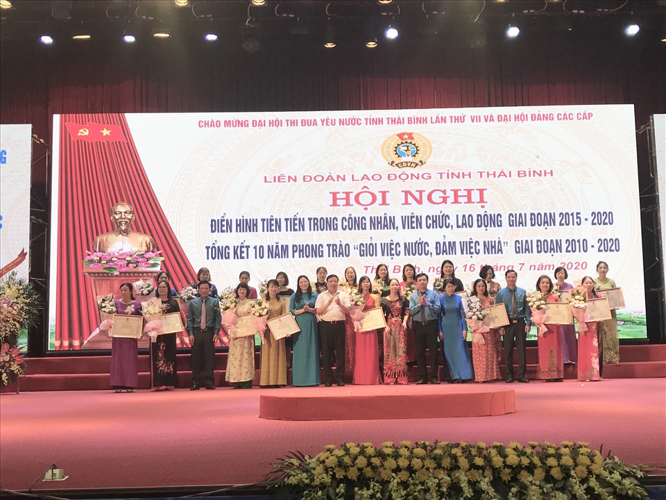 Lãnh đạo Liên đoàn Lao động tỉnh tặng bằng khen cho các nữ đoàn viên tiêu biểu đã có những thành tích suất sắc trong các phong trào thi đua. Ảnh: B. Mạnh