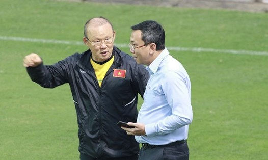Ông Park Hang-seo trao đổi với Phó Chủ tịch VFF Trần Quốc Tuấn trên sân trong một buổi tập của đội tuyển Việt Nam. Ảnh: H.A