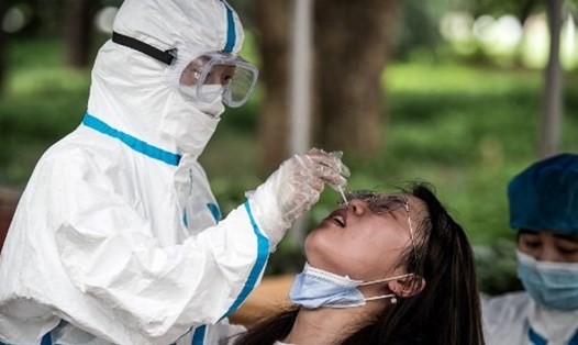 Nhân viên y tế lấy mẫu bệnh phẩm để xét nghiệm COVID-19 ở Vũ Hán, tỉnh Hồ Bắc, Trung Quốc. Ảnh: AFP