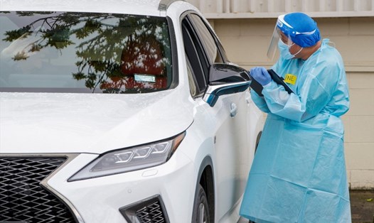 Nhân viên y tế tiến hành xét nghiệm COVID-19 tại một trung tâm xét nghiệm ở ngoại ô Northcote, Auckland hôm 12.8. Ảnh: AFP.