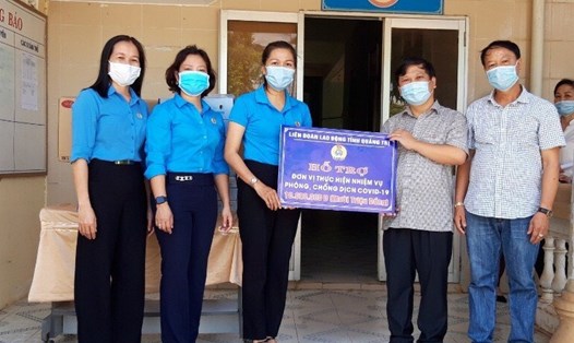 Lãnh đạo LĐLĐ tỉnh trao quà, động viên đội ngũ y bác sĩ tại Trung tâm kiểm soát bệnh tật tỉnh Quảng Trị. Ảnh: Hoàng Tuân.