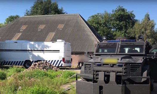 Khu vực cảnh sát phát hiện cơ sở sản xuất ma túy trái phép lớn chưa từng thấy tại Hà Lan. Ảnh: Politie Landelijke Eenheid