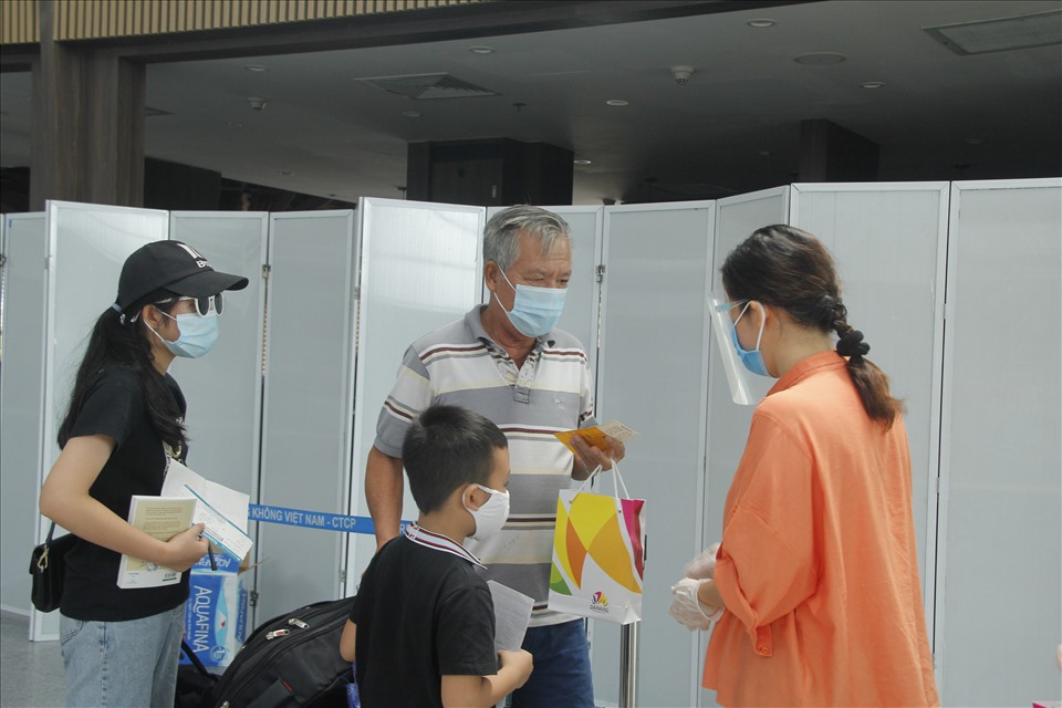 Những vị khách du lịch đầu tiên rời Đà Nẵng trưa 12.8. Ảnh: Nguyễn Tú