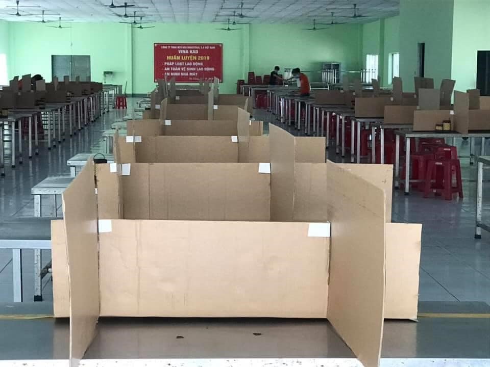 Chia ô bàn ăn để phòng chống dịch ở các khu công nghiệp Đà Nẵng. Ảnh: Hạnh Nhân