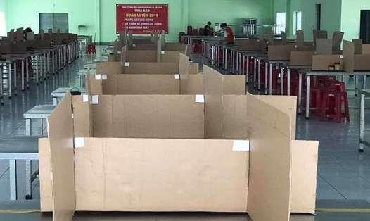 Chia ô bàn ăn để phòng chống dịch ở các khu công nghiệp Đà Nẵng. Ảnh: Hạnh Nhân