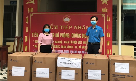 Ông Nguyễn Duy Minh, Chủ tịch LĐLĐ thành phố Đà Nẵng (phải) trao 1.000 bộ bảo hộ y tế đến Trung tâm Y tế quận Cẩm Lệ. Ảnh: Tường Minh