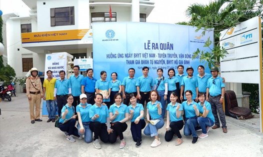 Cán bộ BHYT huyện Ninh Phước (tỉnh Ninh Thuận) ra quân vận động người dân tham gia BHXH tự nguyện, BHYT hộ gia đình. Ảnh: Trung Thành