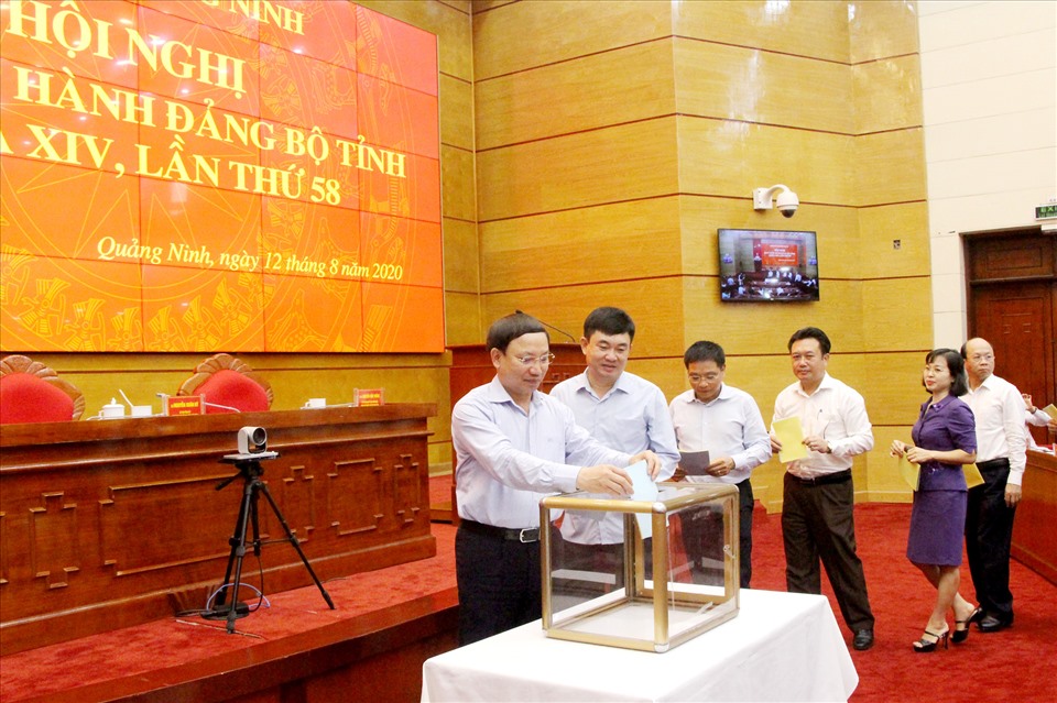 Các đại biểu bỏ phiếu giới thiệu nhân sự tham gia Ban Chấp hành Trung ương Đảng khóa XIII. Ảnh: Thu Chung