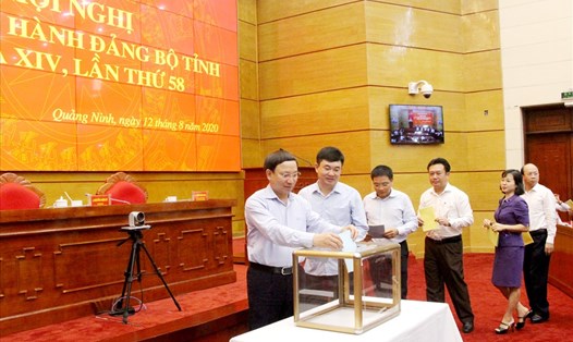 Các đại biểu bỏ phiếu giới thiệu nhân sự tham gia Ban Chấp hành Trung ương Đảng khóa XIII. Ảnh: Thu Chung