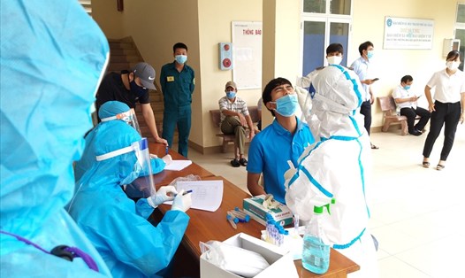 Xét nghiệm COVID-19 cho các bệnh nhân trên địa bàn phường Hòa Hải. Ảnh: VT