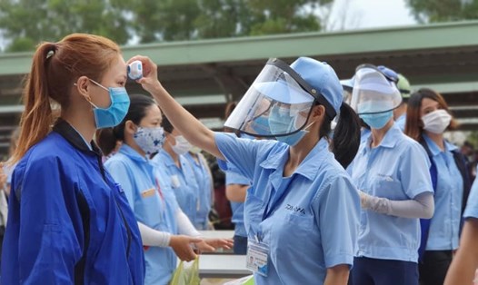Người lao động ở các khu công nghiệp trên địa bàn TP.Đà Nẵng đang được bảo vệ tối đa trước dịch COVID-19. Ảnh: HVM