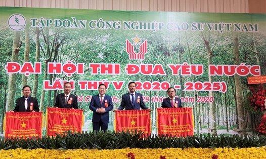Ông Ngô Quyền, Tổng Giám đốc Công ty TNHH Caosu Việt Lào (thứ hai từ trái qua) nhận Cờ Thi đua xuất sắc của Chính Phủ tặng các đơn vị thành viên thuộc VRG. Ảnh Nam Dương