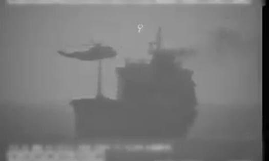 Lực lượng Iran từ trực thăng đổ xuống tàu. Ảnh: CENTCOM