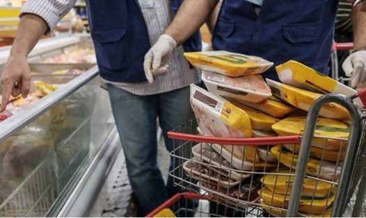 Các nhân viên cơ quan bảo vệ người tiêu dùng bang Rio de Janeiro đang kiểm tra thịt gà đông lạnh tại một siêu thị ở Rio de Janeiro, Brazil. Ảnh: AFP