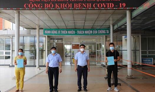 2 bệnh nhân mắc COVID-19 ở Quảng Nam được xuất viện. Ảnh: Thanh Chung