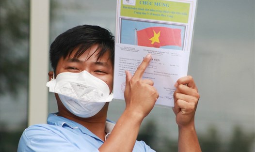 Một bệnh nhân mắc COVID-19 tại Đà Nẵng được công bố khỏi bệnh thể hiện niềm vui khi nhận giấy xuất viện. Ảnh: Thuỳ Trang