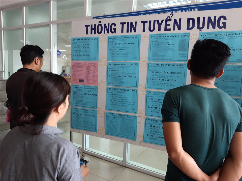Người lao động Bình Dương theo dõi thông tin tuyển dụng. Ảnh: Đình Trọng
