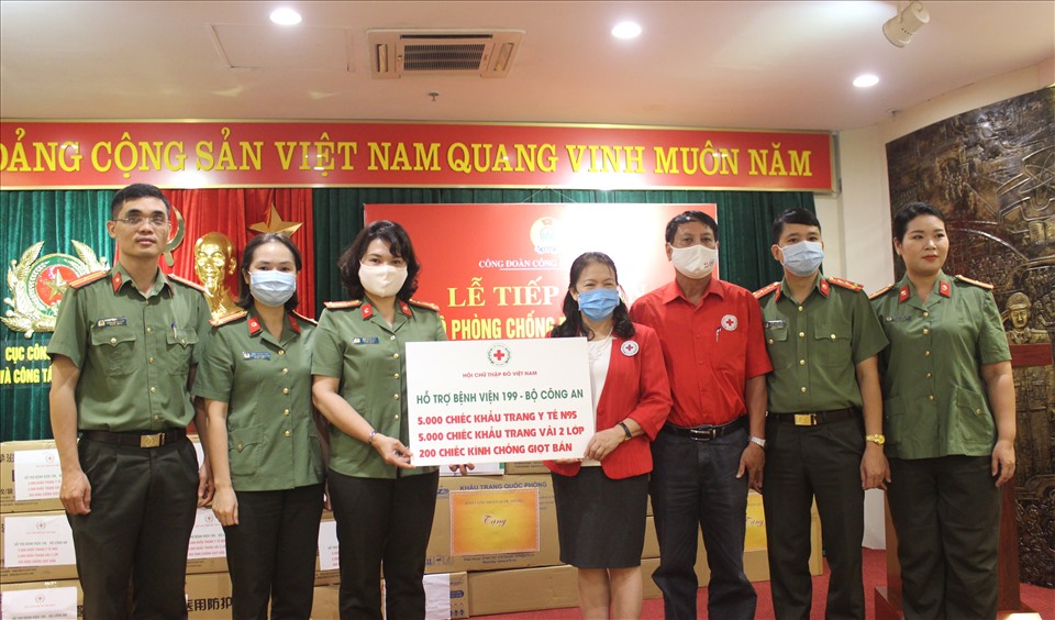 Nhiều trang thiết bị phòng, chống dịch COVID-19 được gửi tới Công đoàn Bệnh viện 199 - Bộ Công an. Ảnh: Tú Quỳnh