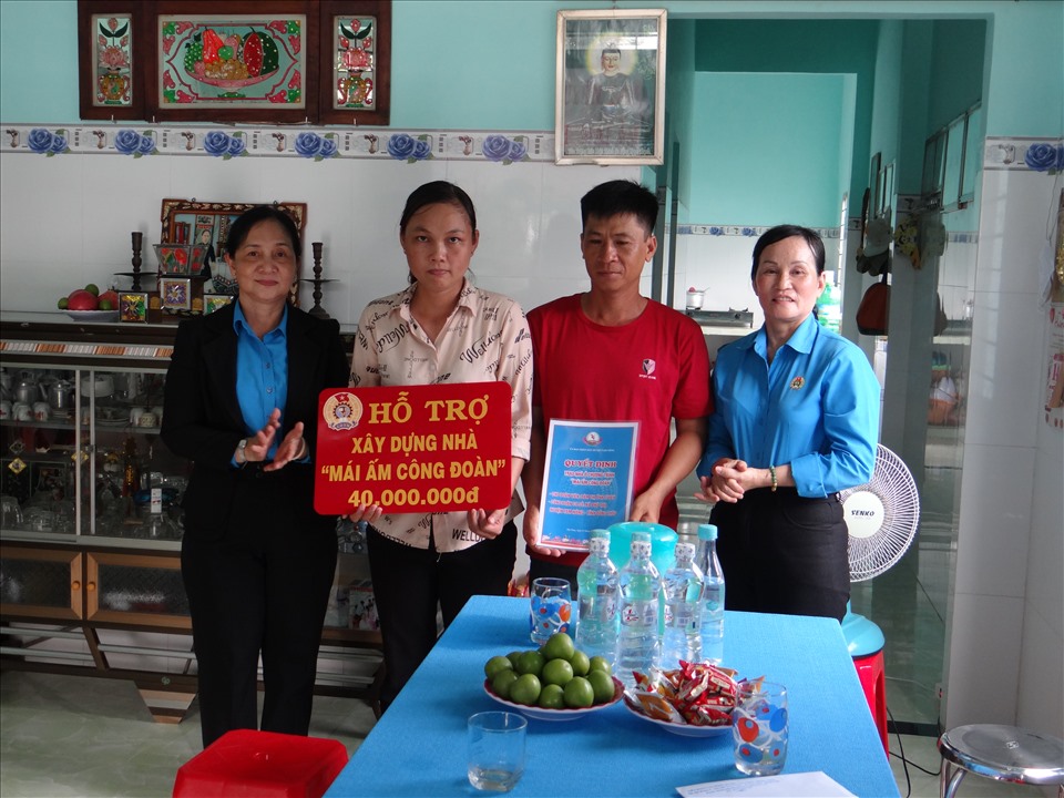 Phó Chủ tịch LĐLĐ tỉnh Đồng Tháp Nguyễn Thị Thu Ba trao quyết định hỗ trợ mái ấm CĐ cho đoàn viên Đàm Thị Ánh Duyên đoàn viên CĐCS xã Phú Thọ, huyện Tam Nông. Ảnh: Lưu Hùng