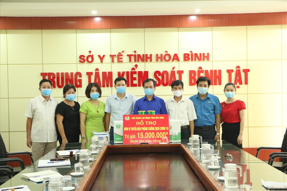 Đồng chí Nguyễn Mạnh Cương - Chủ tịch Liên đoàn Lao động tỉnh Hoà Bình - trao hỗ trợ tới Trung tâm Kiểm soát bệnh tật tỉnh. Ảnh: Mạnh Cường.