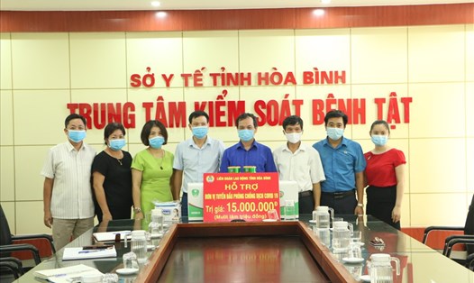 Đồng chí Nguyễn Mạnh Cương - Chủ tịch Liên đoàn Lao động tỉnh Hoà Bình - trao hỗ trợ tới Trung tâm Kiểm soát bệnh tật tỉnh. Ảnh: Mạnh Cường.