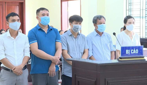 5 bị cáo từng là cán bộ ban giải phóng mặt bằng của TP. Thanh Hoá. Ảnh: Tuấn Minh