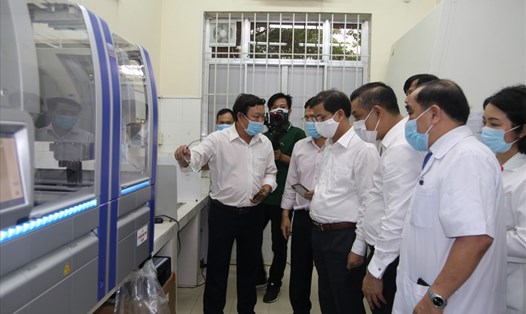 Hệ thống máy xét nghiệm tự động vừa được tập đoàn Hưng Thịnh lắp đặt tại Bệnh viện đa khoa Khánh Hoà có công suất 300 mẫu/ ngày. Ảnh:Phương Linh