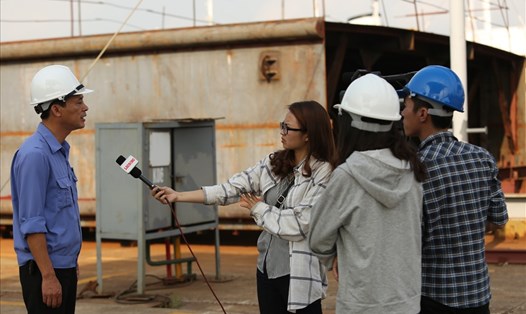 Các phóng viên trẻ Báo Lao Động phỏng vấn công nhân lao động. Ảnh: Thảo Anh