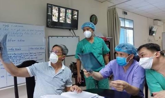 Thứ trưởng Bộ Y tế Nguyễn Trường Sơn (áo trắng) cùng các đồng nghiệp đánh giá ca bệnh mắc COVID-19. Ảnh: Anh Văn.