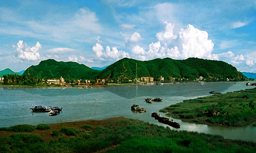 Núi Hồng-Sông Lam, biểu tượng của quê hương Nghệ Tĩnh. Ảnh: Giao Hưởng