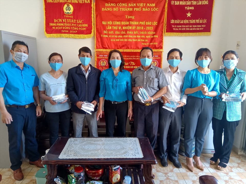 LĐLĐ thành phố Bảo Lộc trao khẩu trang và quà hỗ trợ người lao động. Ảnh Hoàng Thanh