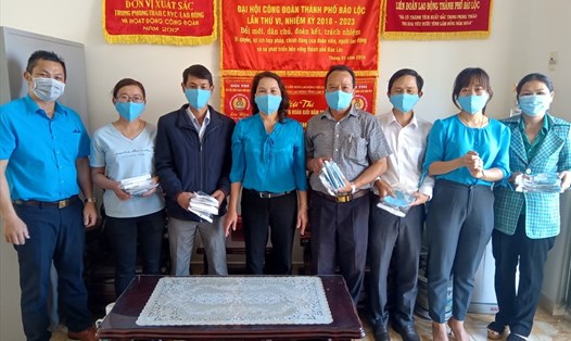 LĐLĐ thành phố Bảo Lộc trao khẩu trang và quà hỗ trợ người lao động. Ảnh Hoàng Thanh
