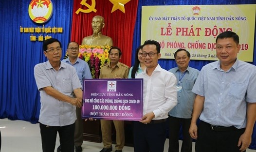Ông Nguyễn Ngọc Ánh - Bí thư Đảng bộ PC Đắk Nông trao tiền ủng hộ công tác phòng chống dịch COVID – 19 cho tỉnh Đắk Nông.