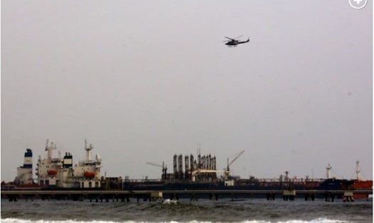 Một tàu chở dầu Iran ngoài khơi Venezuela. Ảnh: AP.