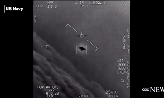 Video UFO bí ẩn do Lầu Năm Góc công bố hồi tháng 4 năm nay. Nguồn: US Navy/ABC News.