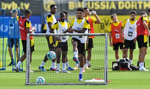 Jadon Sancho vẫn cảm thấy hạnh phúc ở Dortmund. Ảnh: AP