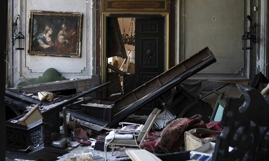 Một căn phòng bị hư hại nặng trong cung điện Sursock sau vụ nổ Beirut. Ảnh: AP.