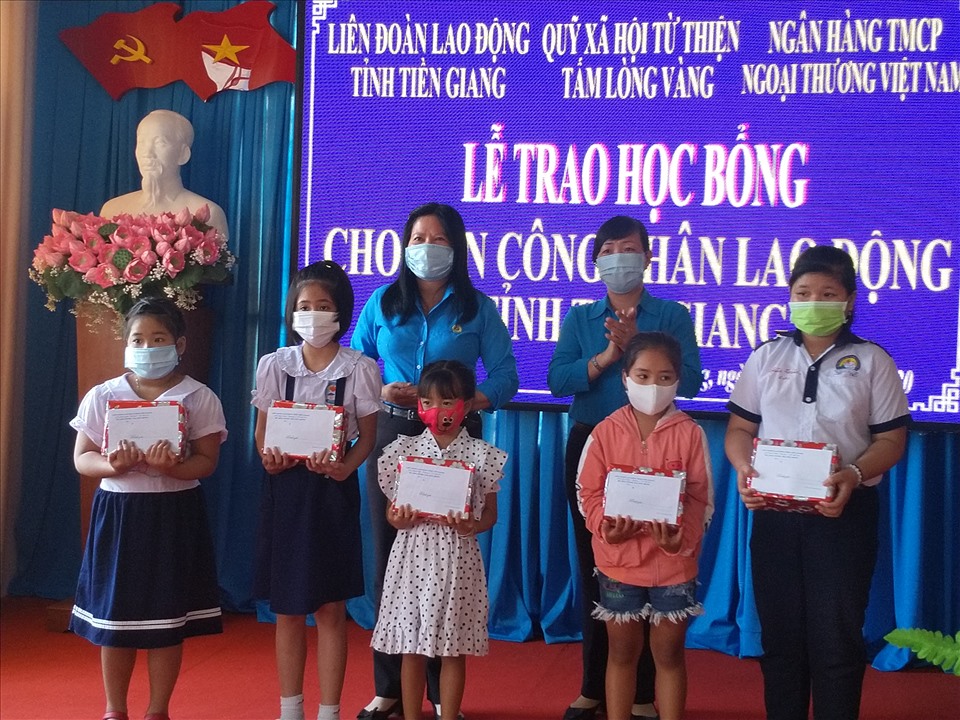 Học sinh nghèo tỉnh Tiền Giang nhận học bổng từ tổ chức Công đoàn. Ảnh: K.Q